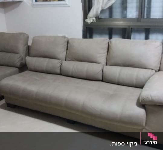 ספה אפורה גדולה בחדר מגורים